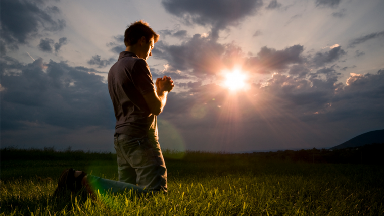 Человек молится