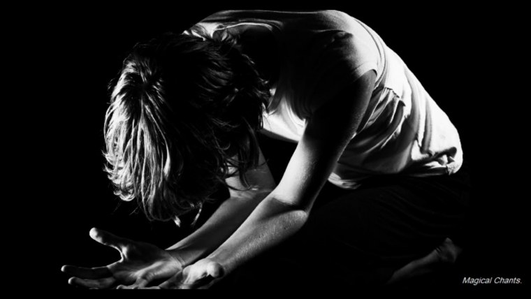 Женщина на коленях