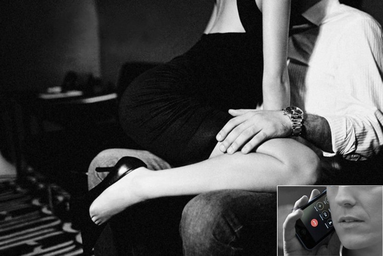 Девушка сидит на мушшине