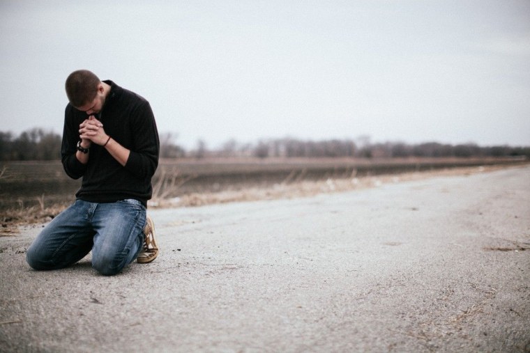 Молодой человек на коленях