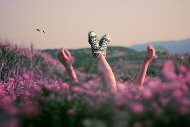 Счастливая девушка в горах