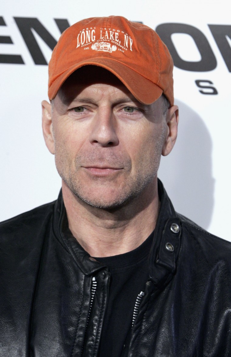 Молодой Брюс Уиллис в кепке