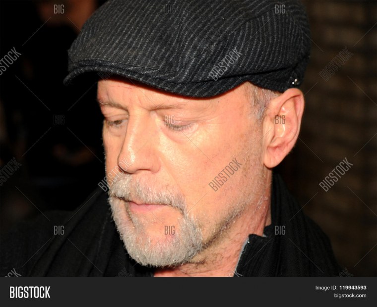 Брюс Уилис в бейсболке