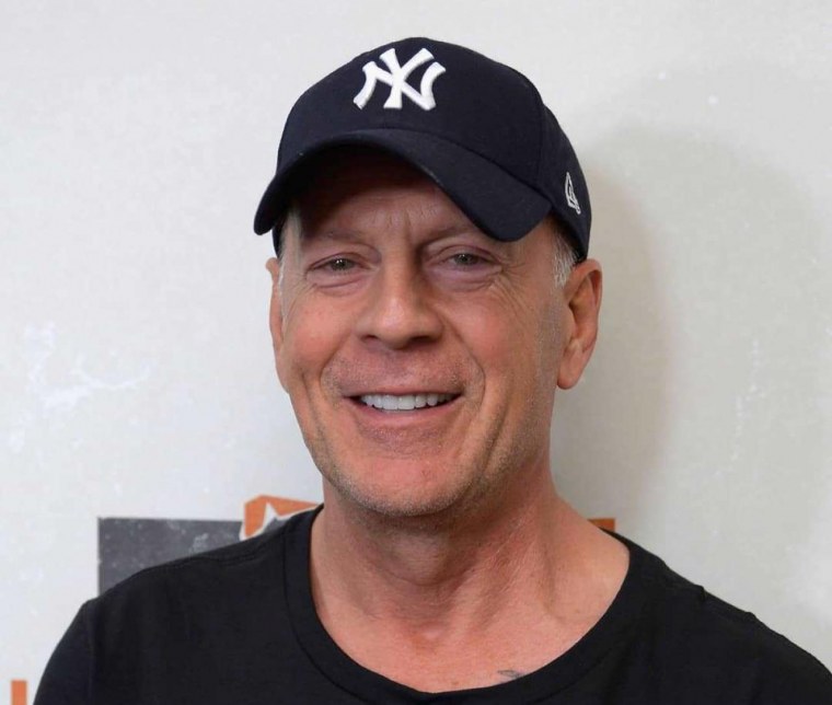 Брюс Уиллис в бейсболке