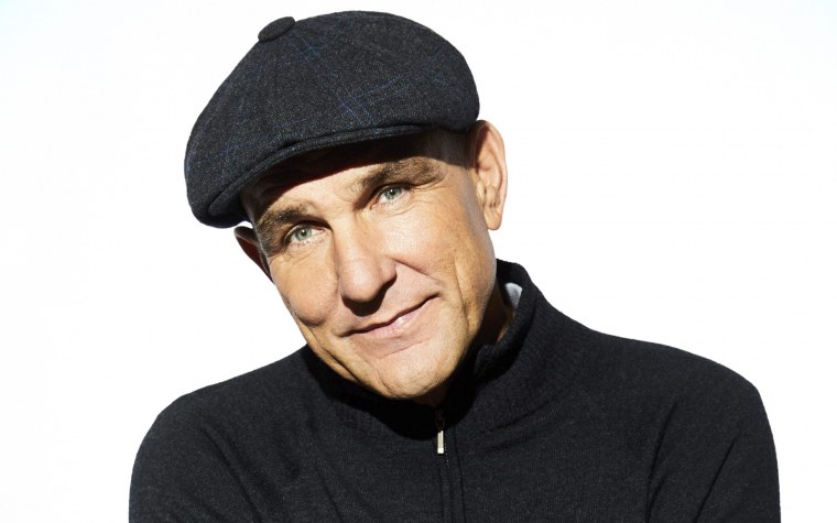 Брюс Уиллис в кепке лысый