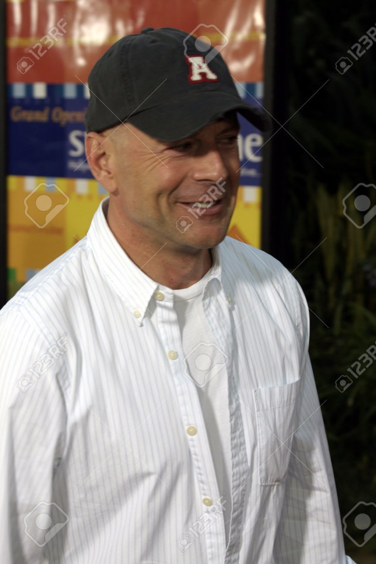 Брюс Уиллис в бейсболке молодой