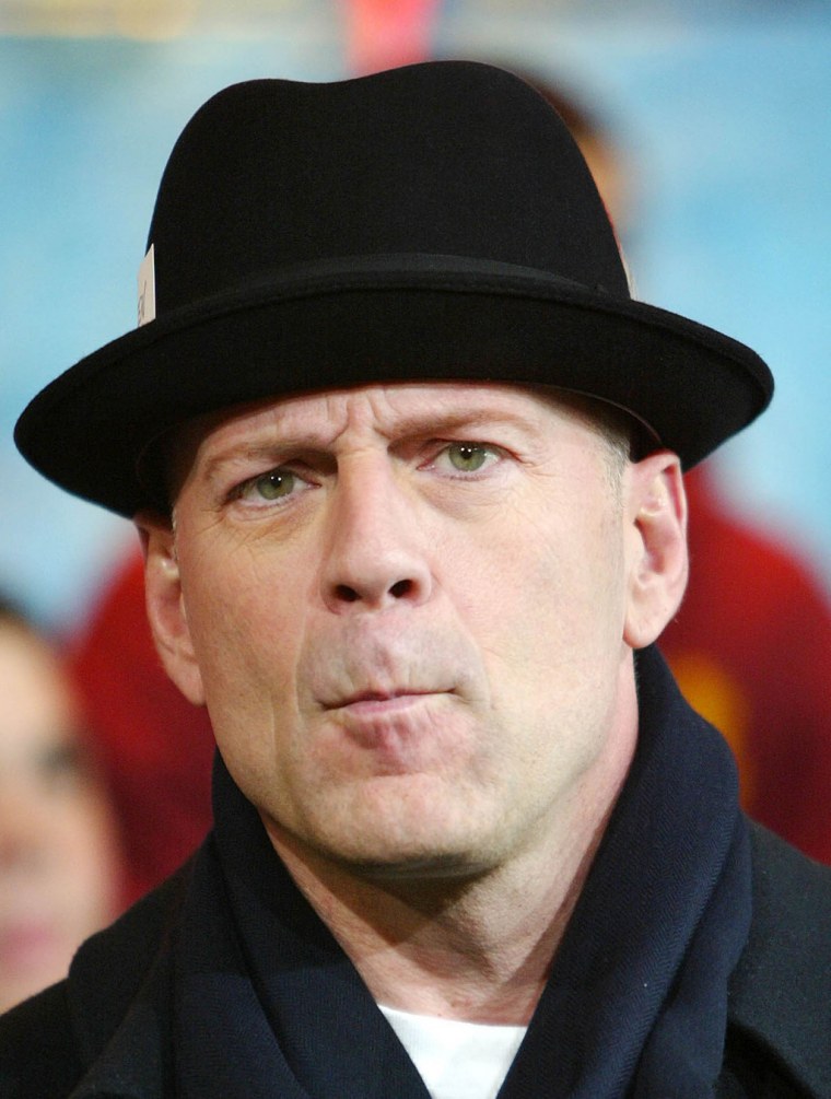 Брюс Уиллис в кепке и очках