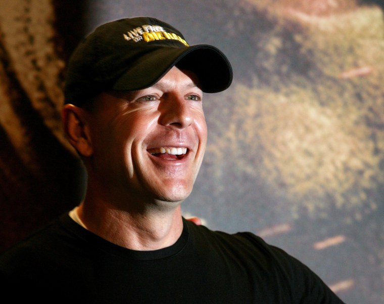 Брюс Уиллис в кепке фото