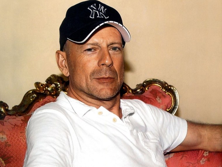 Брюс Уиллис в бейсболке