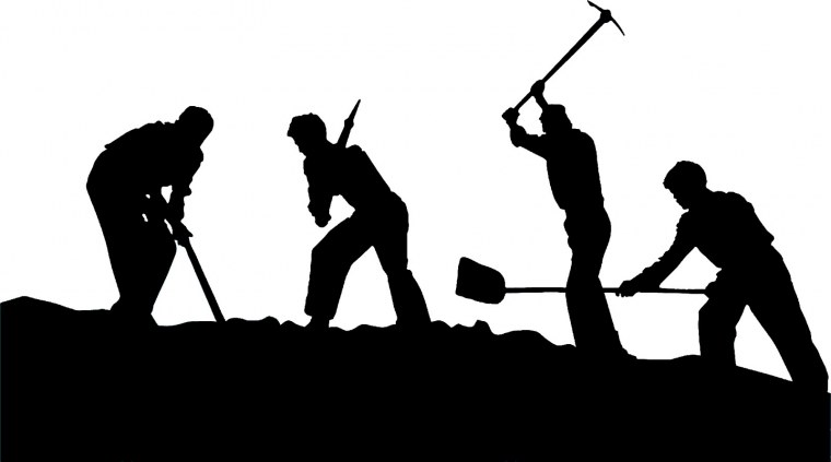 Силуэт человека с лопатой