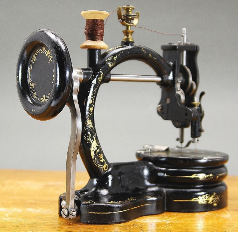 Старинная швейная машина