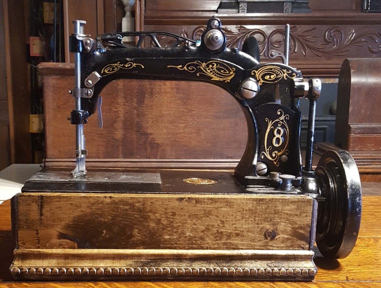 Швейная машина Micron 1883