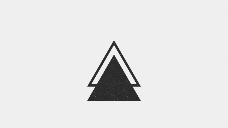 Белый треугольник на черном фоне