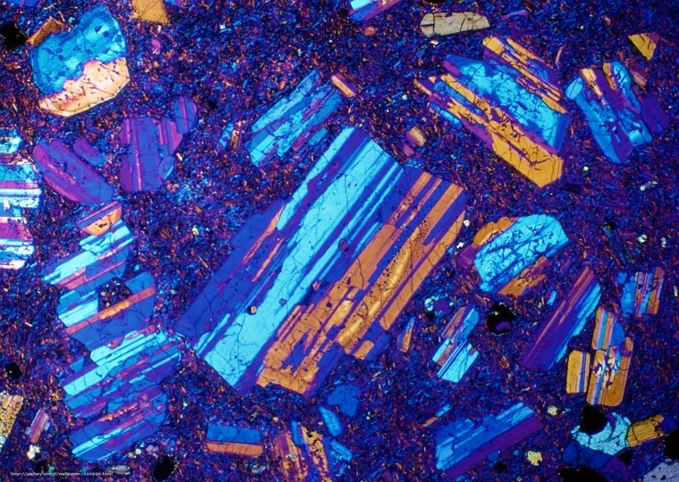 Кристалл кремния под микроскопом