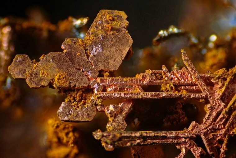 Кристалл меди под микроскопом