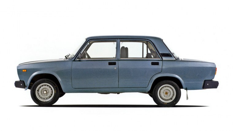 ВАЗ 2105 сбоку на белом фоне
