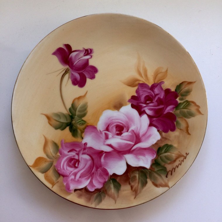 Цветочная роспись круглых тарелок