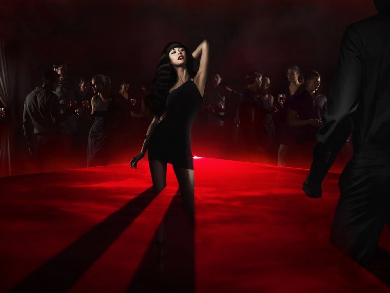 Девушка танцует в клубе