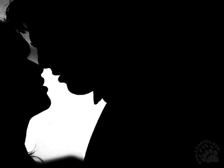 Силуэты влюбленных на черном фоне