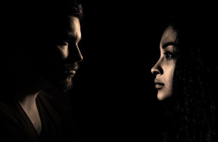 Мужчина и женщина в темноте