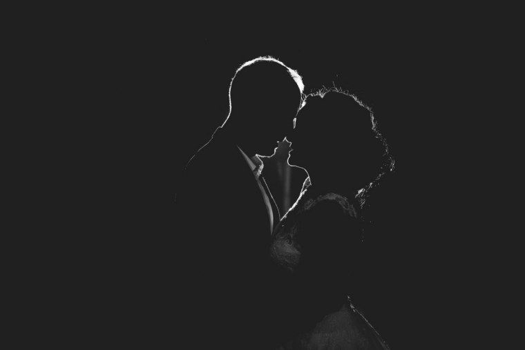 Танцующая пара в темноте