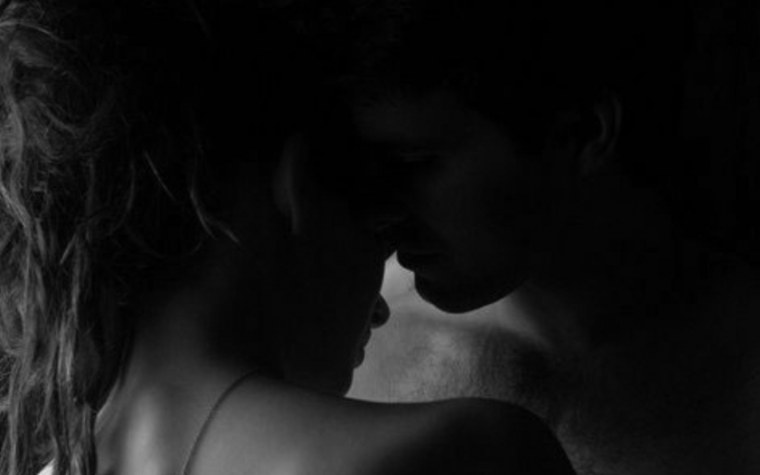 Мужчина и женщина в темноте