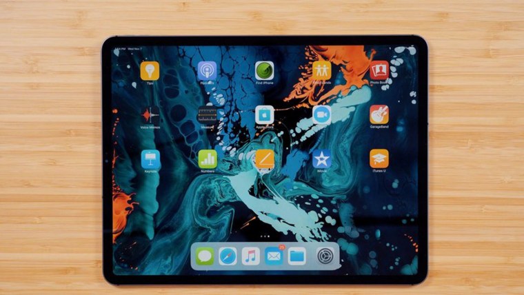 IPAD 12.9 Pro hands