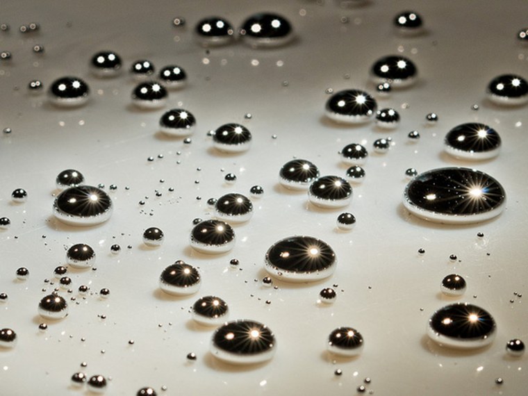 Ртуть на белом фоне