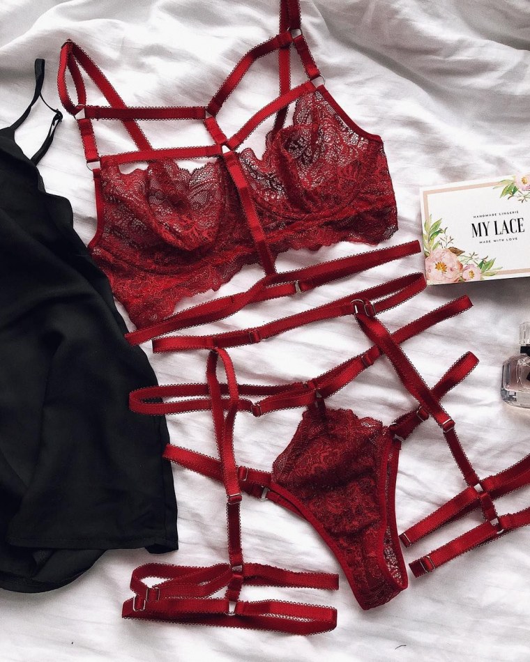 Красное нижнее белье Эстетика