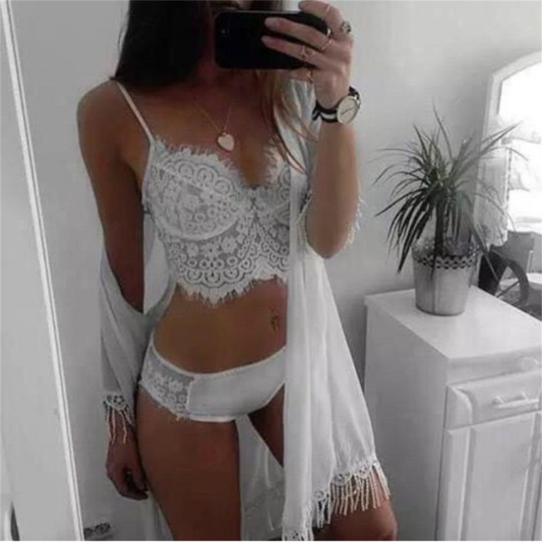 Девушка в кружевном Топе