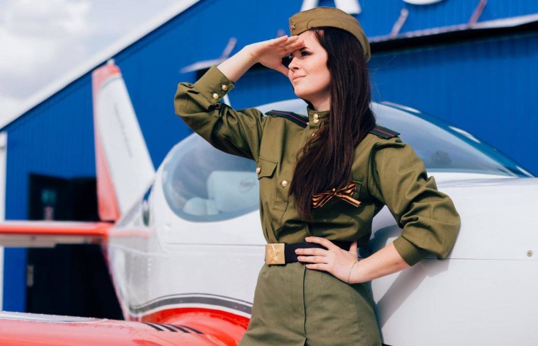 Девушки в военной форме