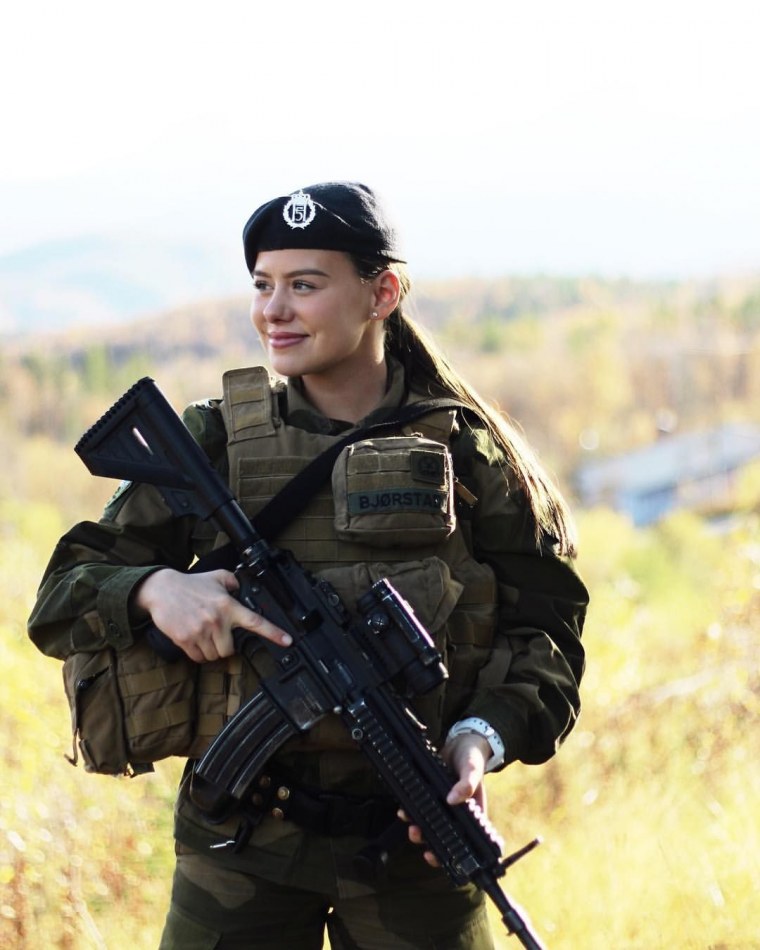 Девушка солдат