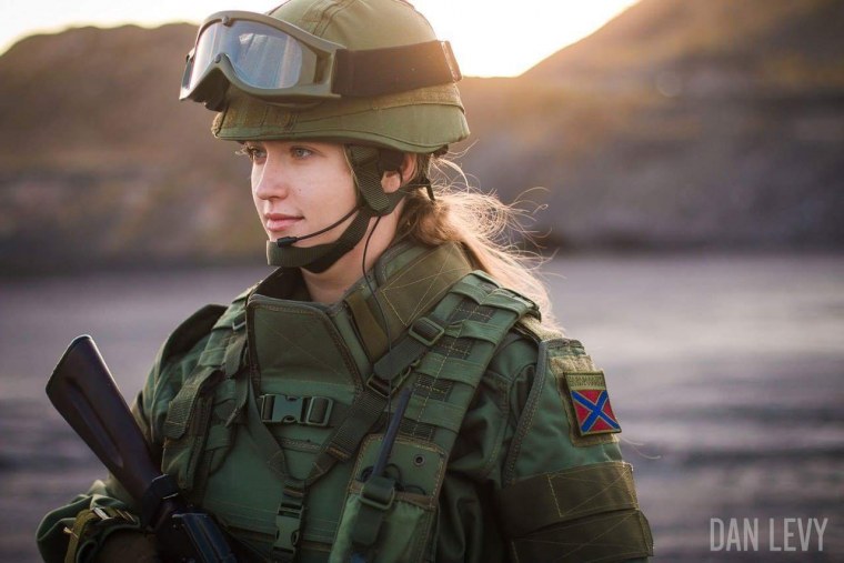 Девушки военные