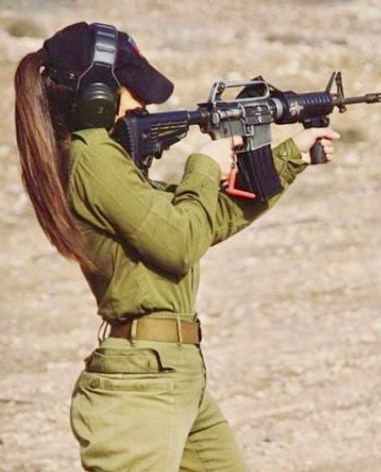 Израильская девушка с автоматом
