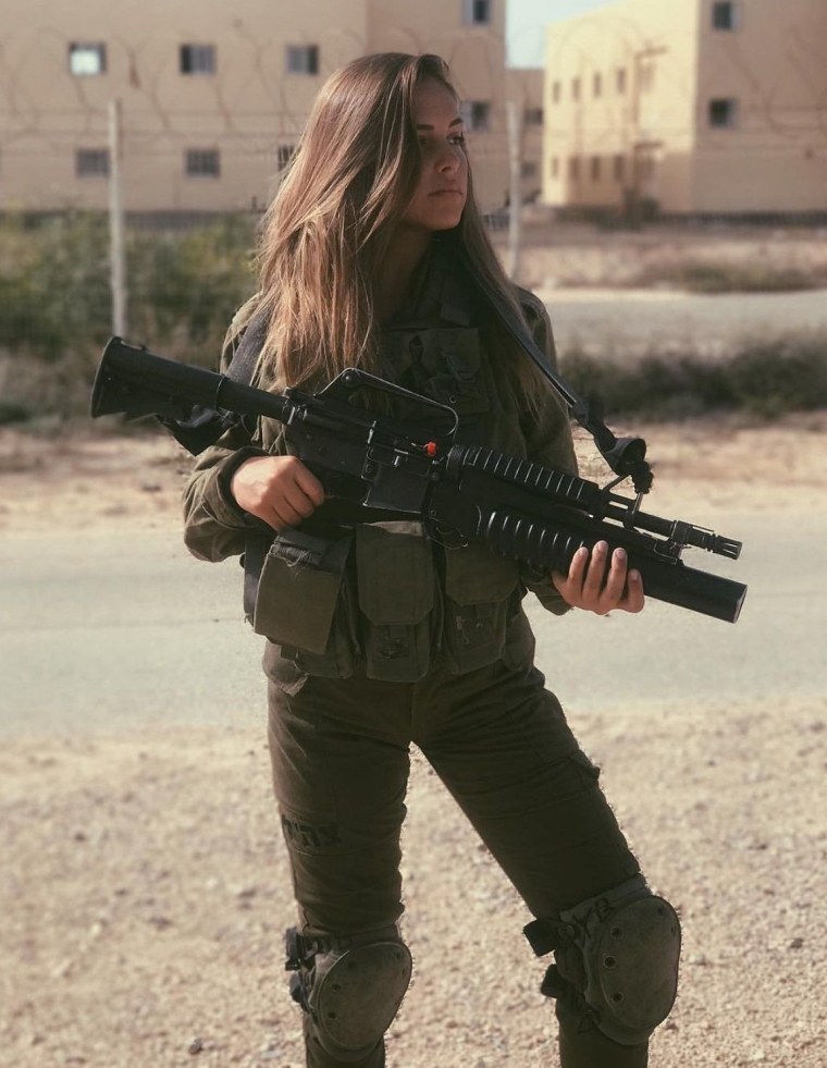 Израильская девушка с автоматом