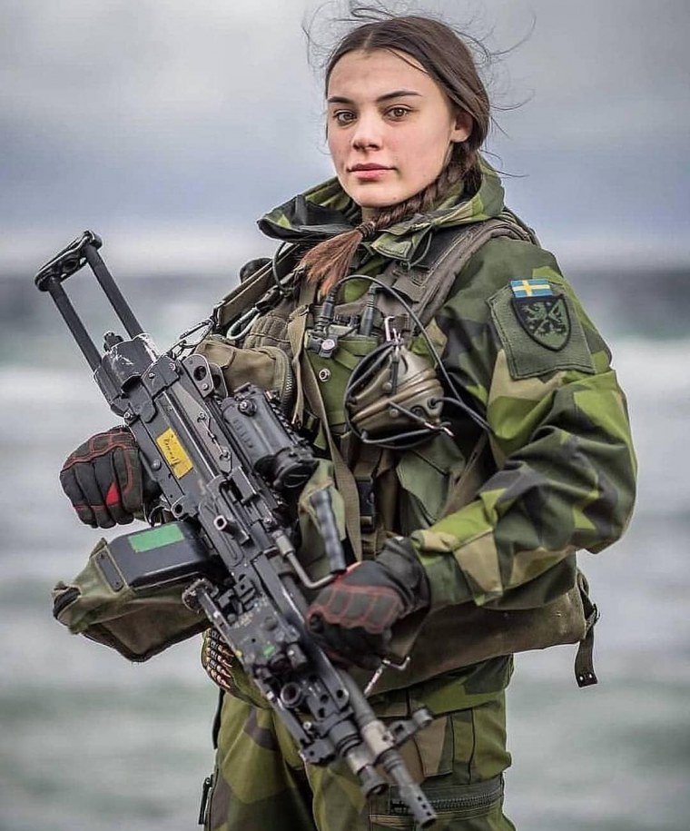 Девушки военные