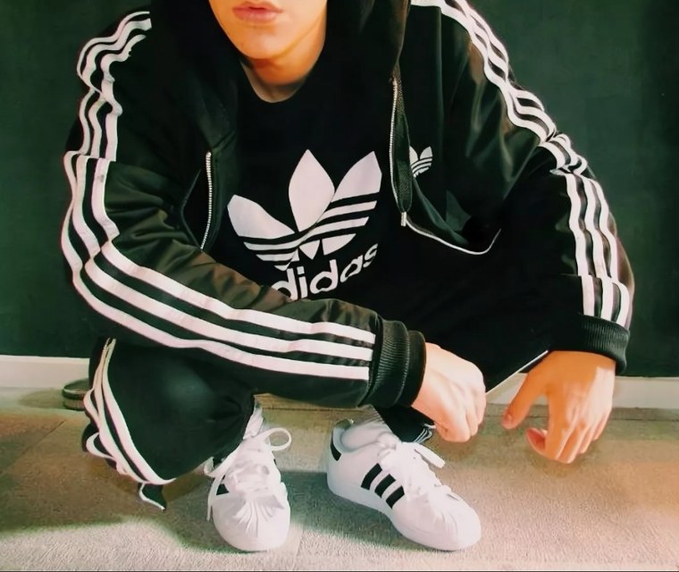 Парень в адидасе