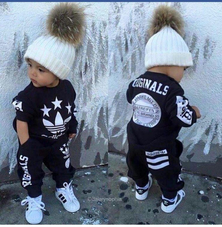 Ребенок в костюме адидас