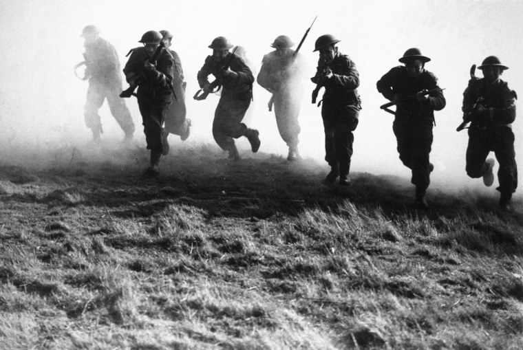 Солдаты бегут в атаку