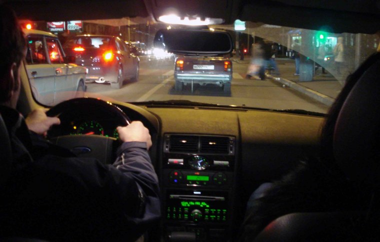 Сидит в машине