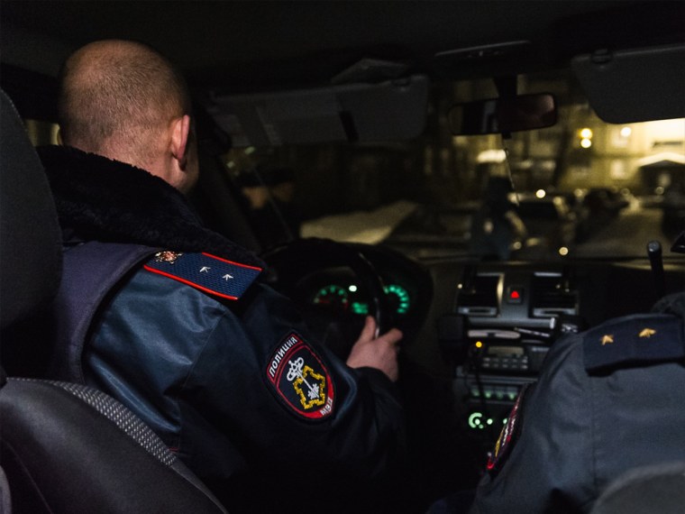 Внутри полицейской машины ночью