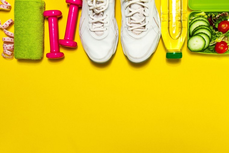 Спортивный инвентарь на жёлтом фоне