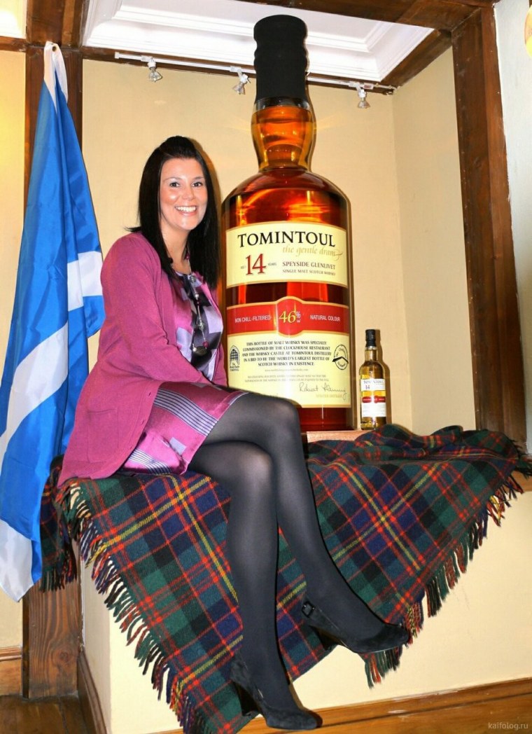 Огромная бутылка коньяка