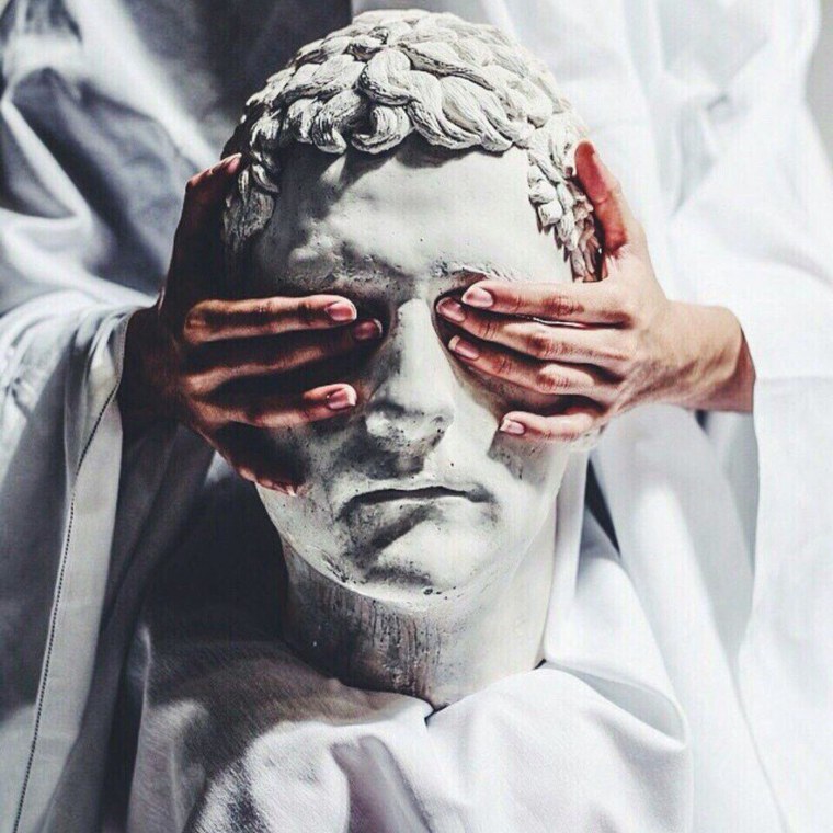 Статуя с закрытыми глазами