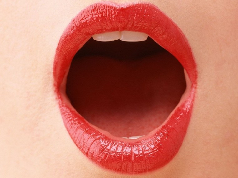 Приоткрытый женский рот