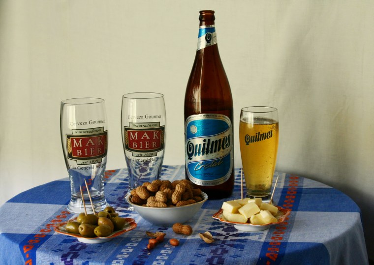 Бокал пива с закуской