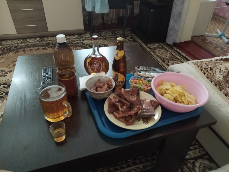 Пиво на столе дома