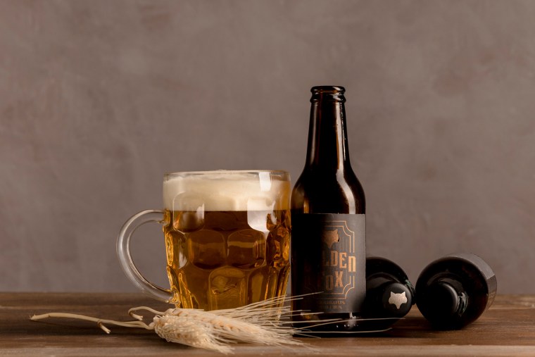 Стакан пива на столе