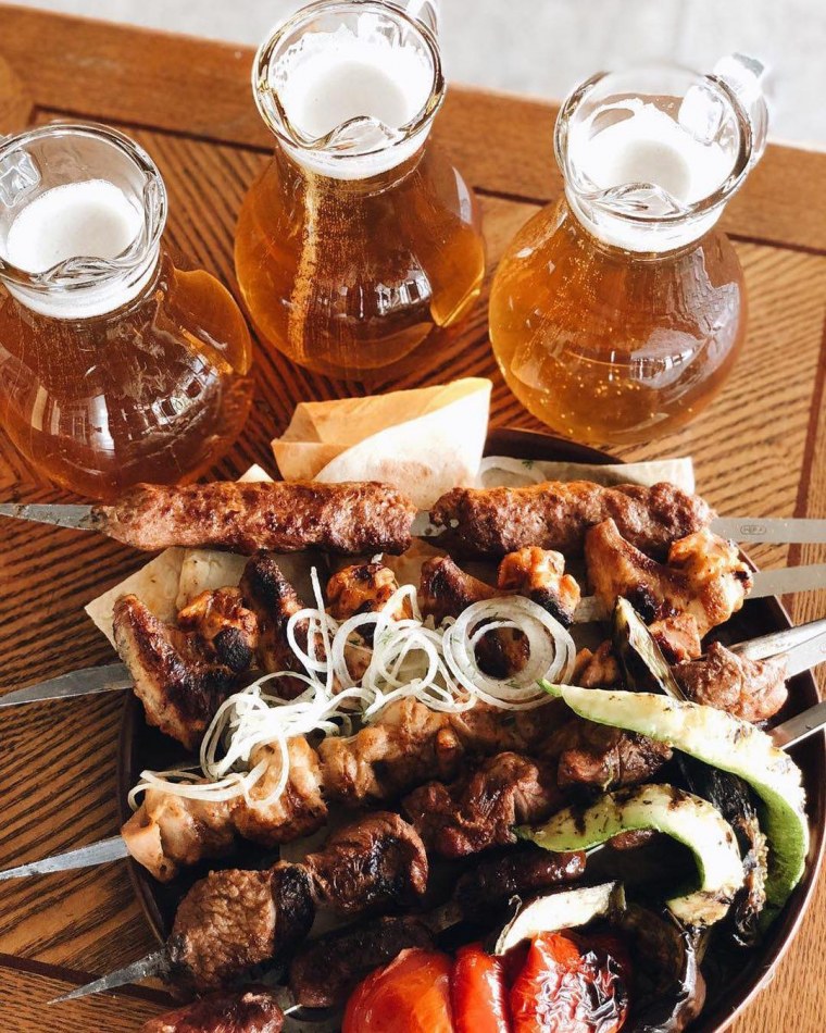 Виски на столе дома