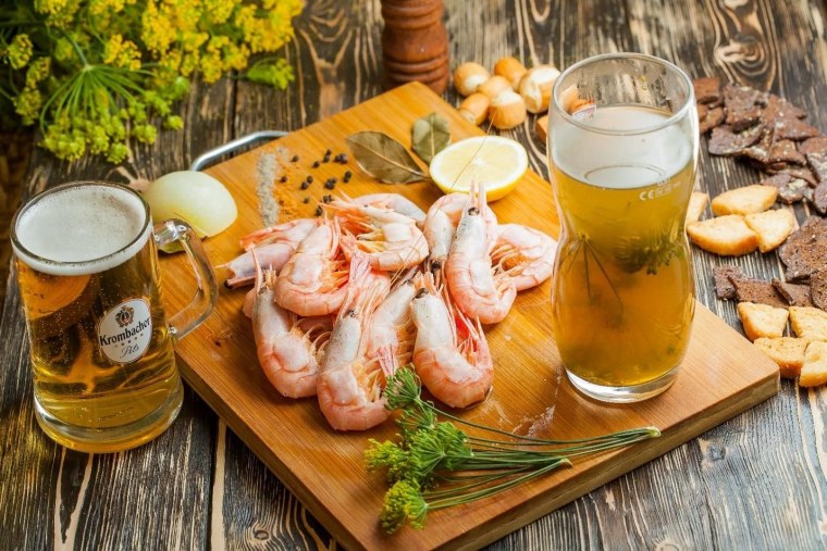 Бутылка пива на столе